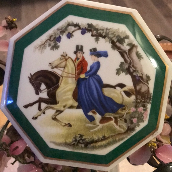 Vintage cameo lover jewelry box - Picture 1 of 5